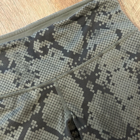 Ladies Gymshark Capri Leggings - Picture 3 of 3